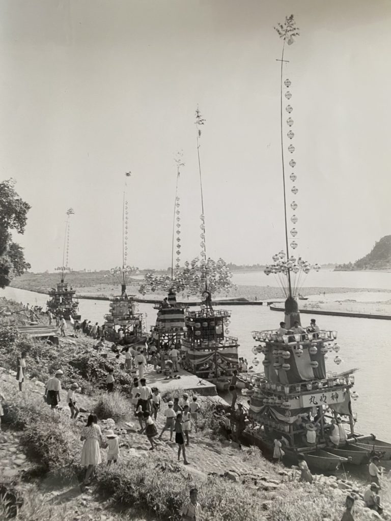 木津用水畔に並ぶ５艘の巻藁船