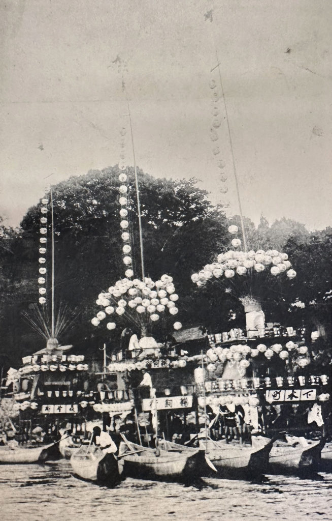 提灯の飾り付けを行う３艘の巻藁船