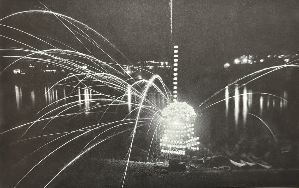 巻藁船から打ち上げられた花火