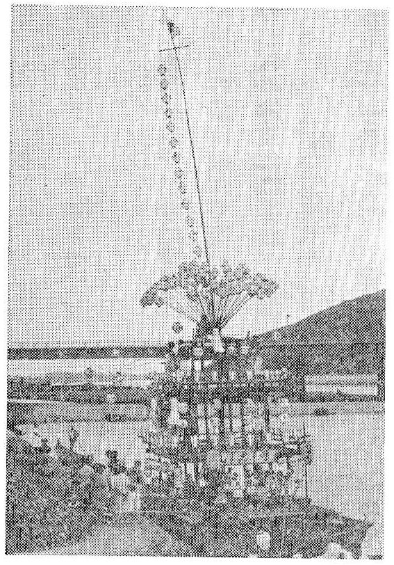 木曽川畔で提灯を飾る材木町「豊光丸」