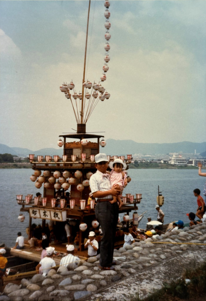 昭和55(1980)年8月10日 材木町「豊光丸」の前でスナップ