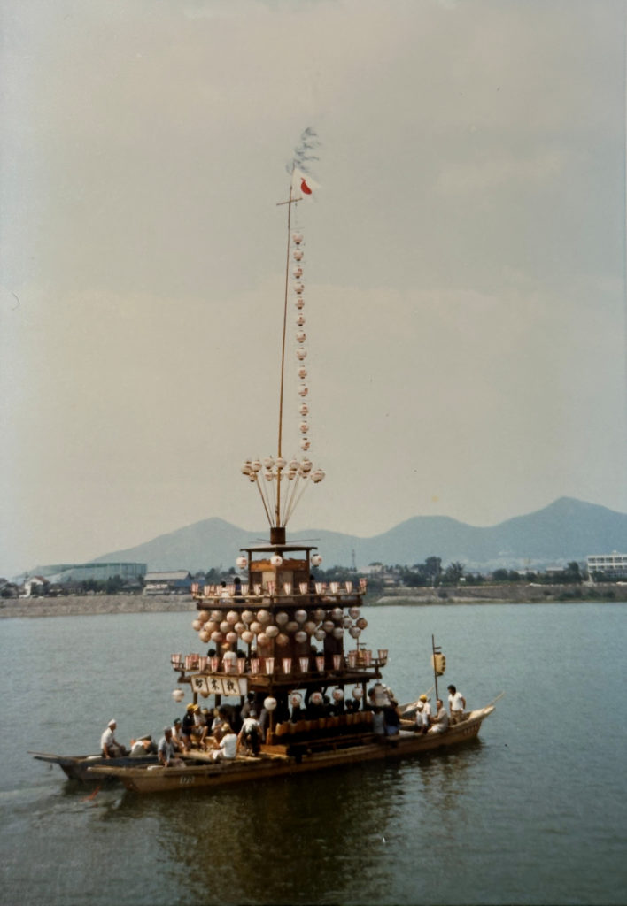 昭和55(1980)年8月10日、昼間の試運航で木曽川上流へ向かう「豊光丸」