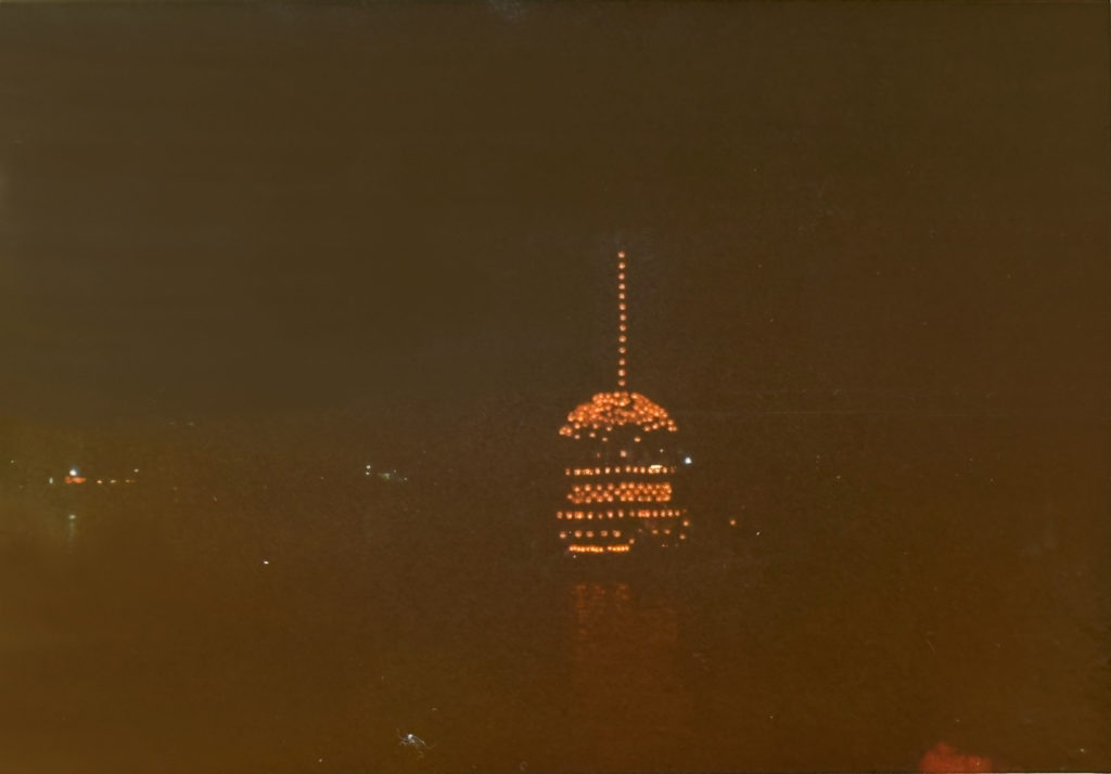 昭和55(1980)年8月10日、提灯を灯して木曽川を巡航する「豊光丸」