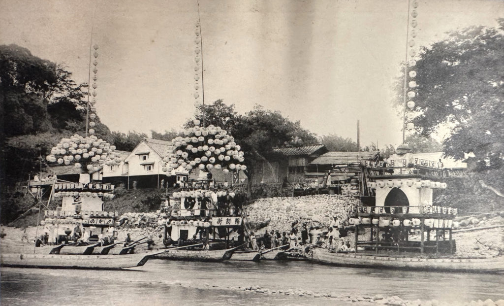 提灯の準備を進める３艘の巻藁船