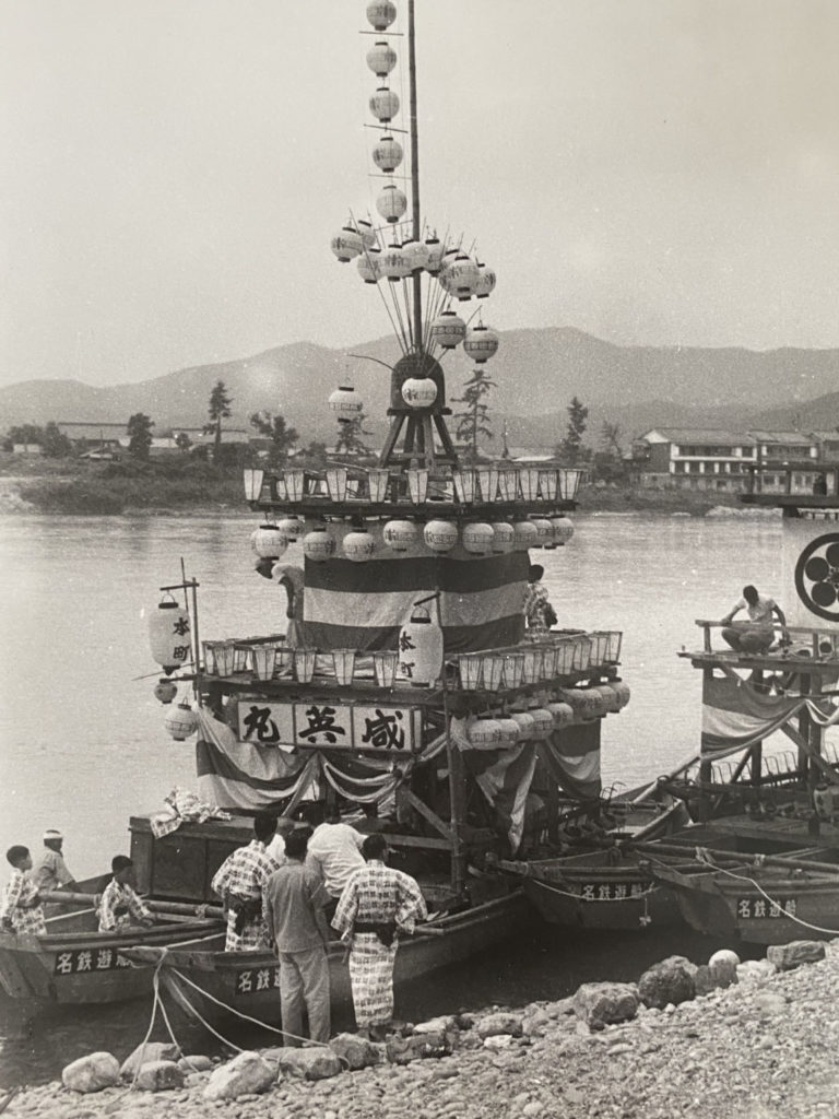 木曽川畔に停泊する巻藁船「咸英丸」